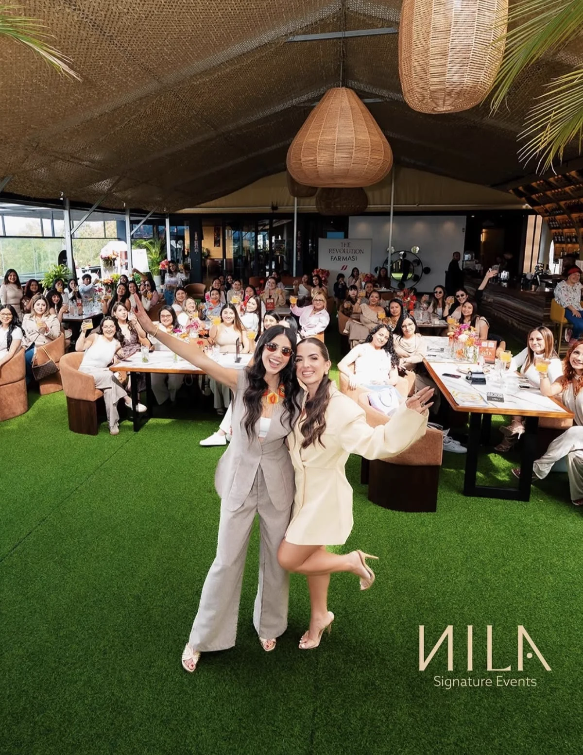 Brindis del equipo Farmasi en Nila Signature Events